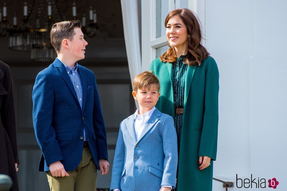 Mary de Dinamarca con sus hijos Christian y Vicente de Dinamarca en el 79 cumpleaños de Margarita de Dinamarca