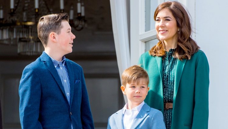 Mary de Dinamarca con sus hijos Christian y Vicente de Dinamarca en el 79 cumpleaños de Margarita de Dinamarca