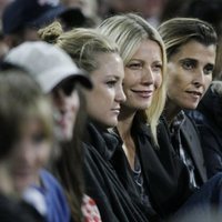 Kate Hudson, Gwyneth Paltrow, Rosario Nadal y Mette-Marit de Noruega durante un concierto de Madonna en 2008