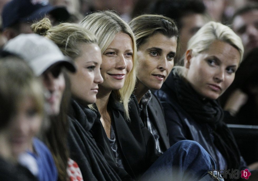 Kate Hudson, Gwyneth Paltrow, Rosario Nadal y Mette-Marit de Noruega durante un concierto de Madonna en 2008