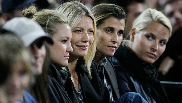 Kate Hudson, Gwyneth Paltrow, Rosario Nadal y Mette-Marit de Noruega durante un concierto de Madonna en 2008