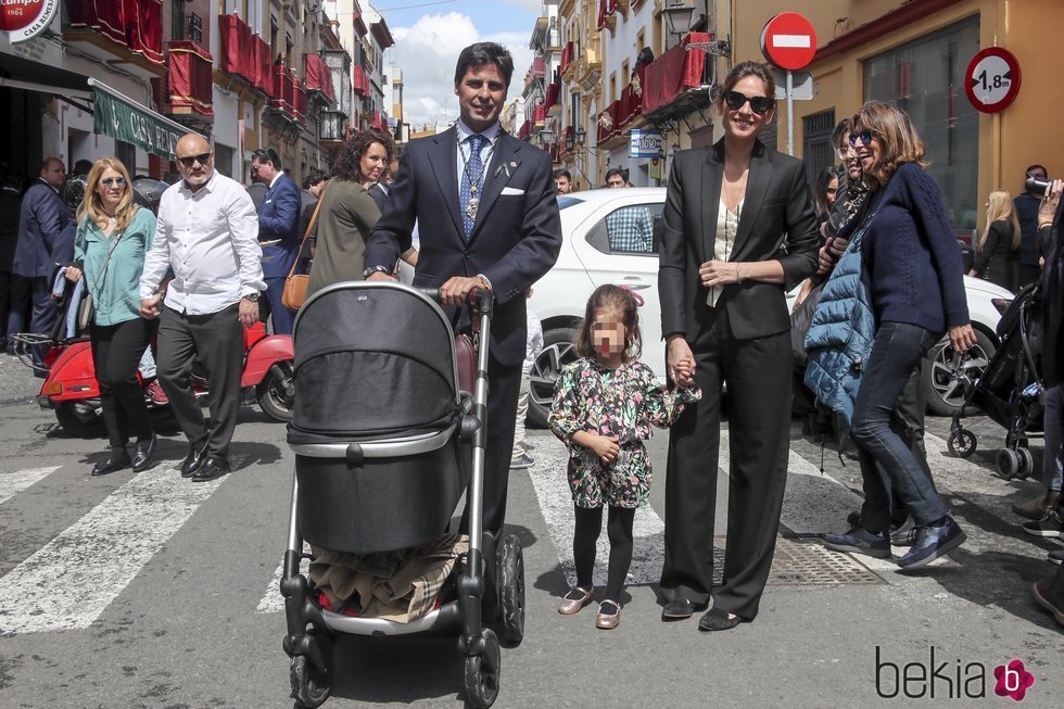 Fran Rivera y Lourdes Montes en la Semana Santa de Sevilla con sus hijos