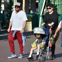 Adele paseando junto a su marido y su hijo por las calles de Disneyland en California