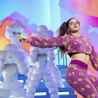 Rosalía actuando en el escenario del Coachella Festival 2019