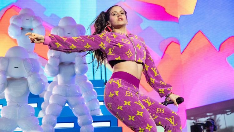 Rosalía actuando en el escenario del Coachella Festival 2019