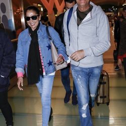 Carlos Lozano e Isabel Pantoja en el aeropuerto antes de 'Supervivientes 2019'