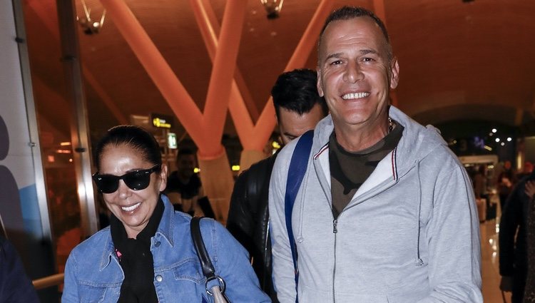 Carlos Lozano e Isabel Pantoja en el aeropuerto antes de 'Supervivientes 2019'