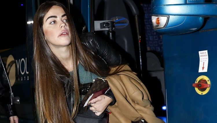 Violeta Mangriñán en el aeropuerto antes de poner rumbo a 'Supervivientes 2019'