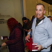 Carlos Lozano en el aeropuerto antes de poner rumbo a 'Supervivientes 2019'