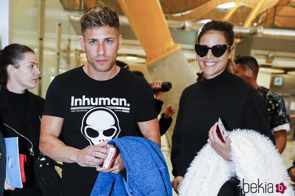 Albert Álvarez y Lidia Santos en el aeropuerto rumbo a 'Supervivientes 2019'