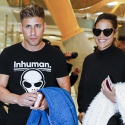 Albert Álvarez y Lidia Santos en el aeropuerto rumbo a 'Supervivientes 2019'