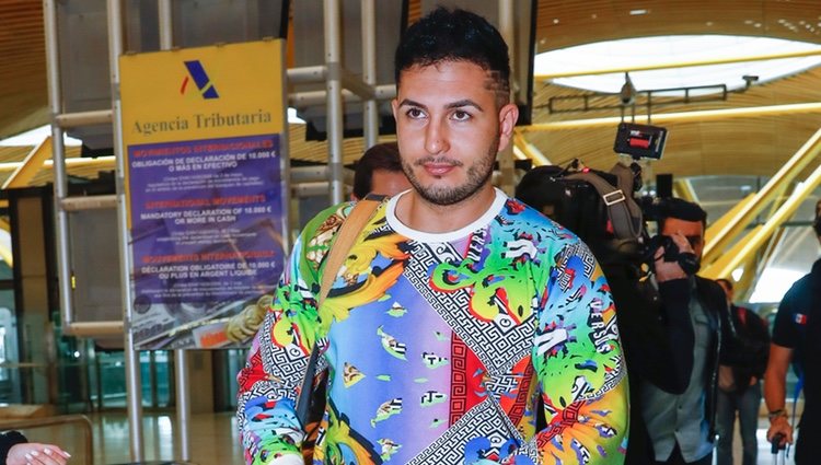 Omar Montes en el aeropuerto rumbo a 'Supervivientes 2019'