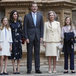 Los Reyes Felipe VI y Letizia con la Reina Sofía, la Princesa Leonor y la Infanta Sofía en la Misa de Pascua 2019