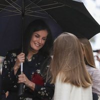 La Reina Letizia mira con ternura a sus hijas en la Misa de Pascua 2019