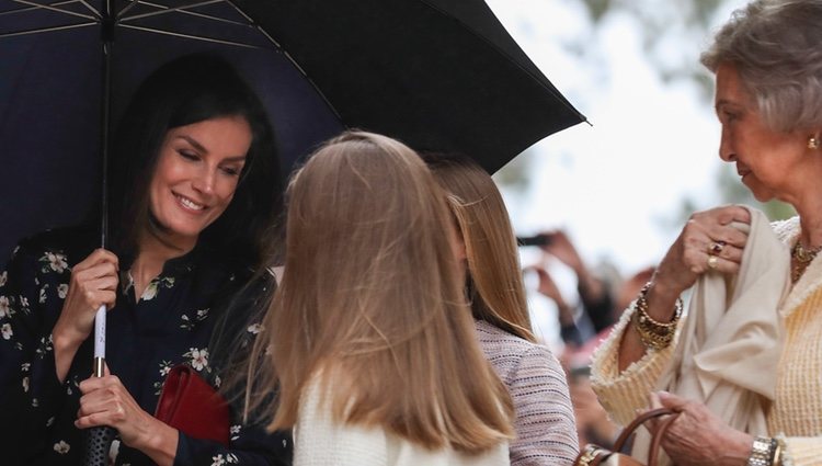 La Reina Letizia mira con ternura a sus hijas en la Misa de Pascua 2019