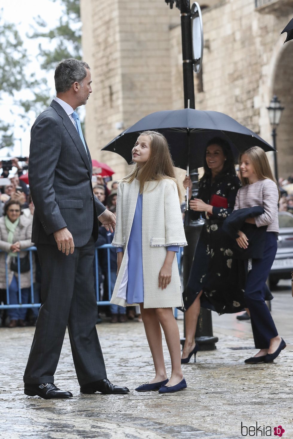 El Rey Felipe VI habla con su hija Leonor antes de la Misa de Pascua 2019