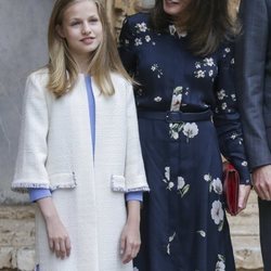 La Reina Letizia habla con la Princesa Leonor antes de la Misa de Pascua 2019