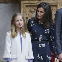 La Reina Letizia habla con la Princesa Leonor antes de la Misa de Pascua 2019