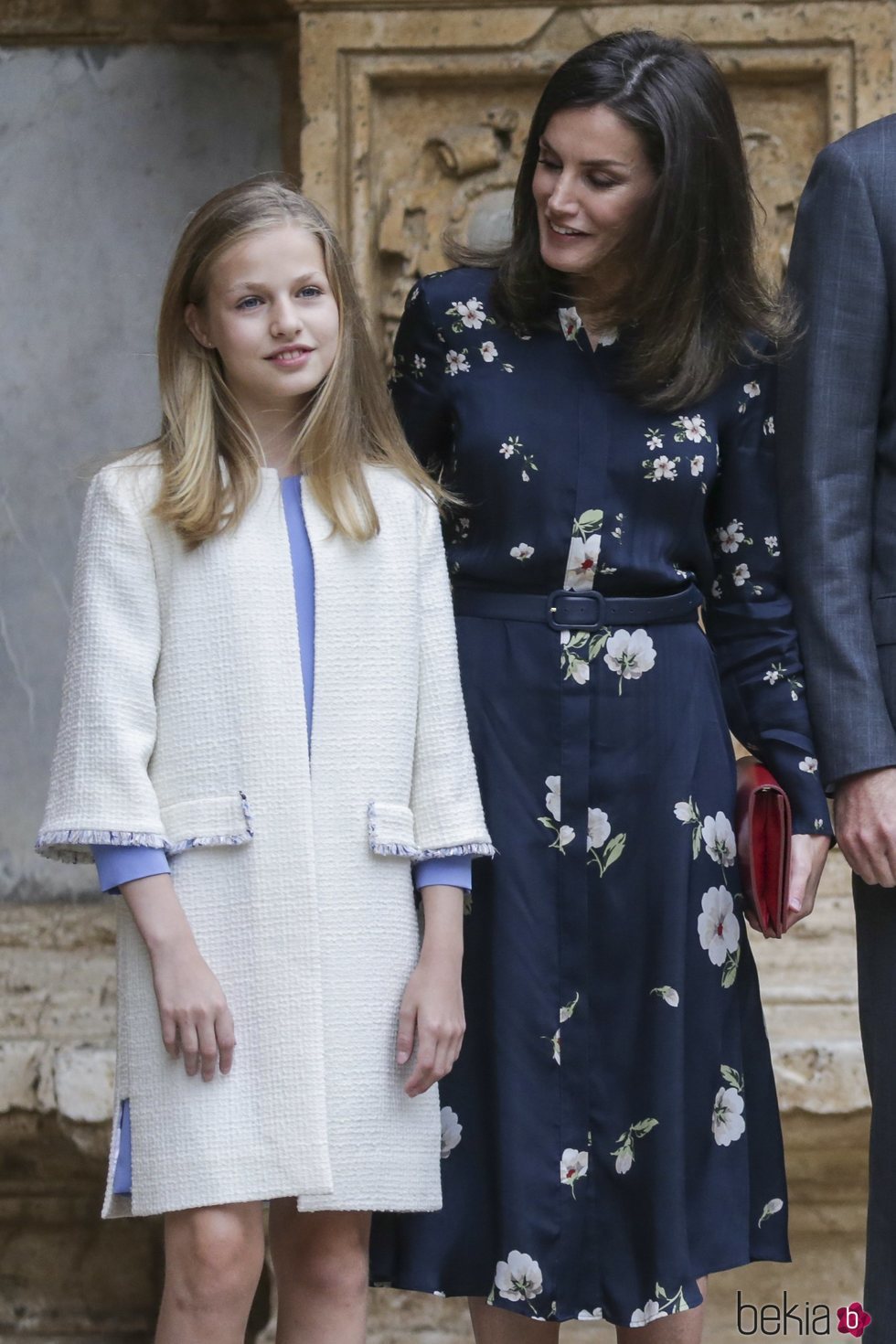 La Reina Letizia habla con la Princesa Leonor antes de la Misa de Pascua 2019