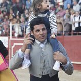 Fran Rivera con su hija Carmen en la plaza de toros de Zahara de los Atunes