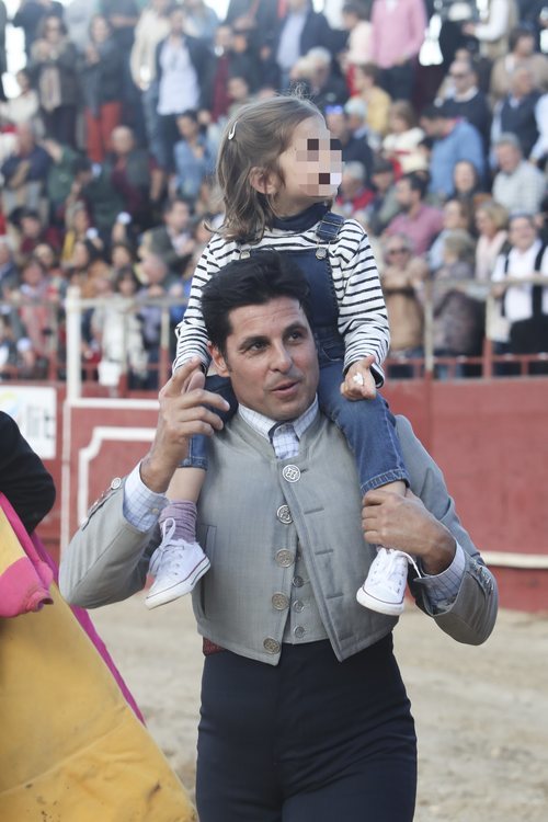 Fran Rivera con su hija Carmen en la plaza de toros de Zahara de los Atunes