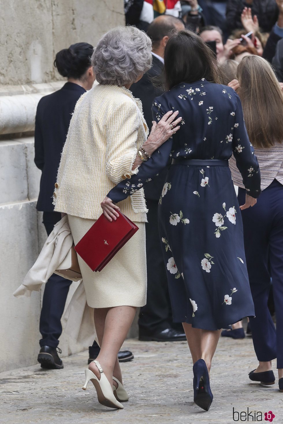 La Reina Letizia y la Reina Sofía, cómplices tras la Misa de Pascua 2019