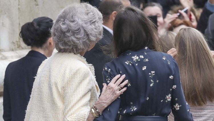 La Reina Letizia y la Reina Sofía, cómplices tras la Misa de Pascua 2019