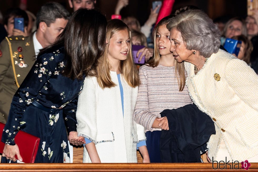 La Reina Letizia, la Princesa Leonor, la Infanta Sofía y la Reina Sofía hablan durante la Misa de Pascua 2019