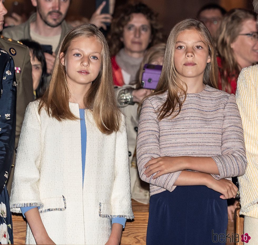 La Princesa Leonor y la Infanta Sofía durante la Misa de Pascua 2019