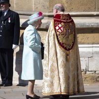 La Reina Isabel hablando con un sacerdote antes de la Misa de Pascua 2019