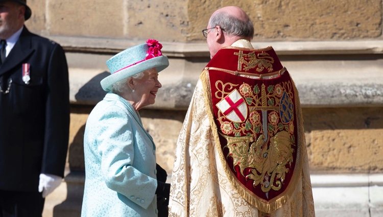 La Reina Isabel hablando con un sacerdote antes de la Misa de Pascua 2019