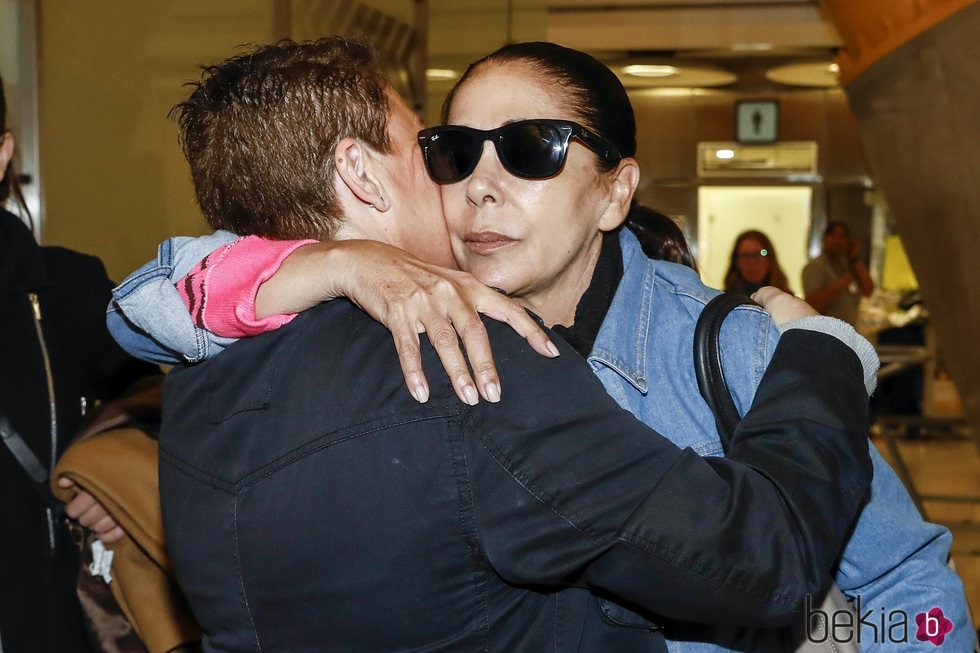 Isabel Pantoja, con mala cara antes de subir al avión destino 'Supervivientes 2019'