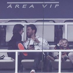 Sergio Ramos con sus hijos Sergio y Marco en el palco del Santiago Bernabéu