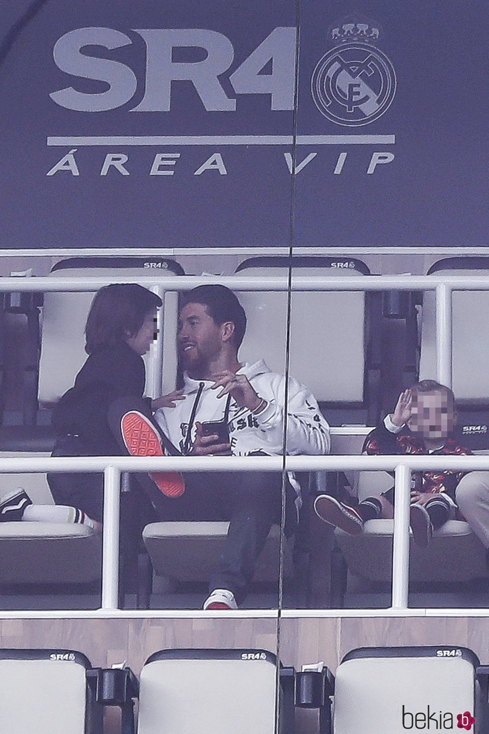 Sergio Ramos con sus hijos Sergio y Marco en el palco del Santiago Bernabéu