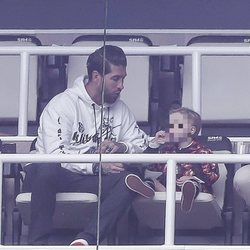 Sergio Ramos con su hijo Marco en el palco del Santiago Bernabéu