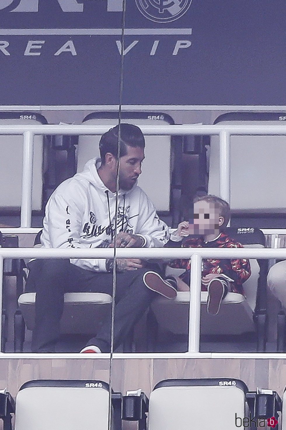 Sergio Ramos con su hijo Marco en el palco del Santiago Bernabéu