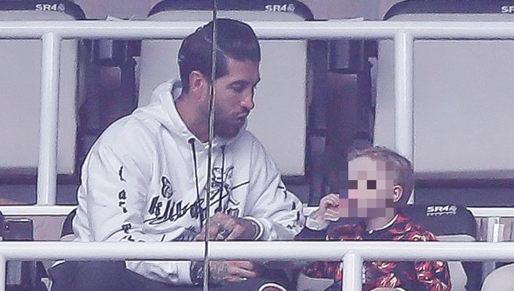 Sergio Ramos con su hijo Marco en el palco del Santiago Bernabéu