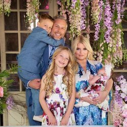 Jessica Simpson publica un posado familiar por el día de Pascua de 2019