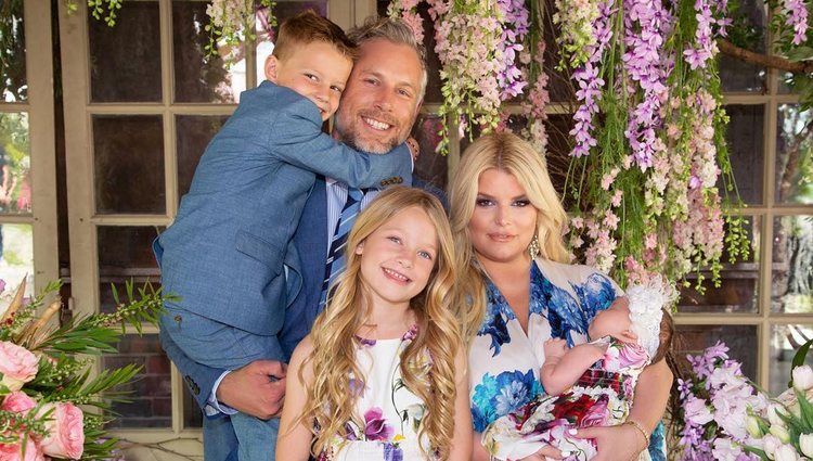 Jessica Simpson publica un posado familiar por el día de Pascua de 2019