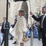 La Reina Sofía, tapada con un paraguas en la Misa de Pascua 2019