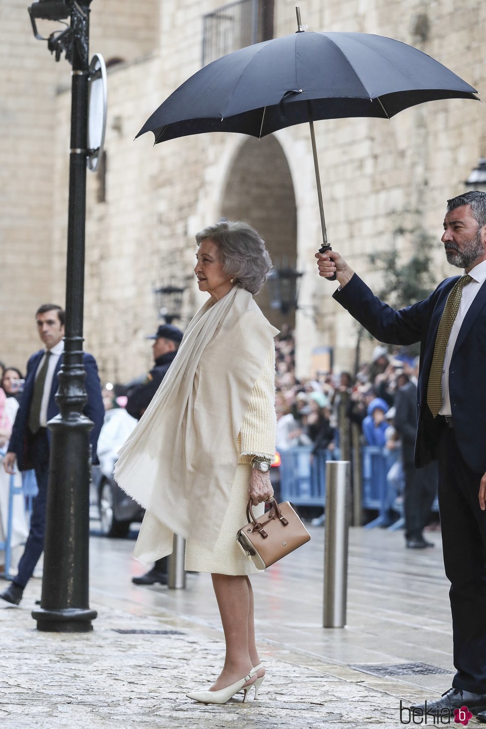 La Reina Sofía, tapada con un paraguas en la Misa de Pascua 2019