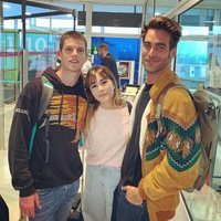 Miguel Bernardeau, Aitana Ocaña y Jon Kortajarena en el aeropuerto