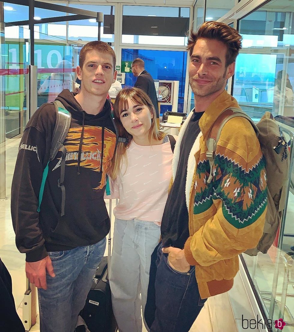 Miguel Bernardeau, Aitana Ocaña y Jon Kortajarena en el aeropuerto