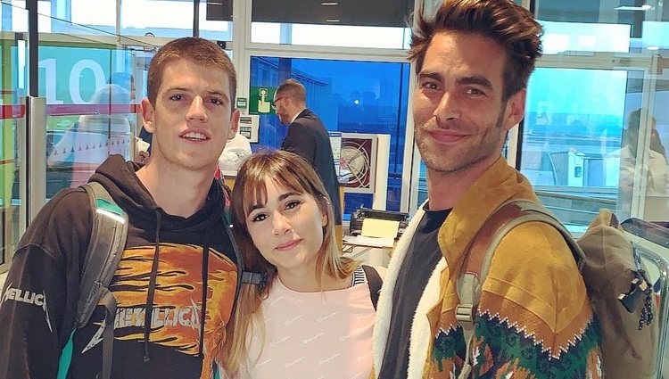 Miguel Bernardeau, Aitana Ocaña y Jon Kortajarena en el aeropuerto