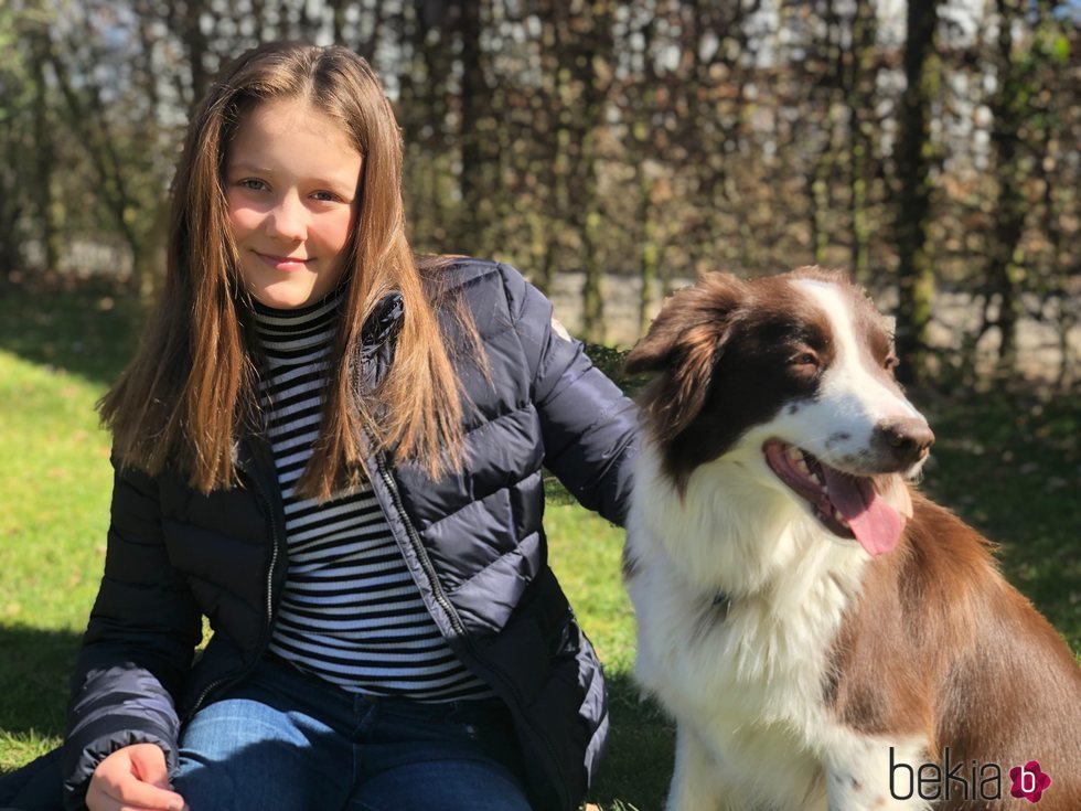 Isabel de Dinamarca con un perro