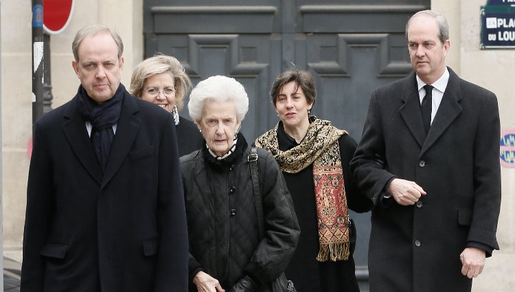 Juan de Orleans junto a su madre y sus hermanos en el funeral del Conde de París