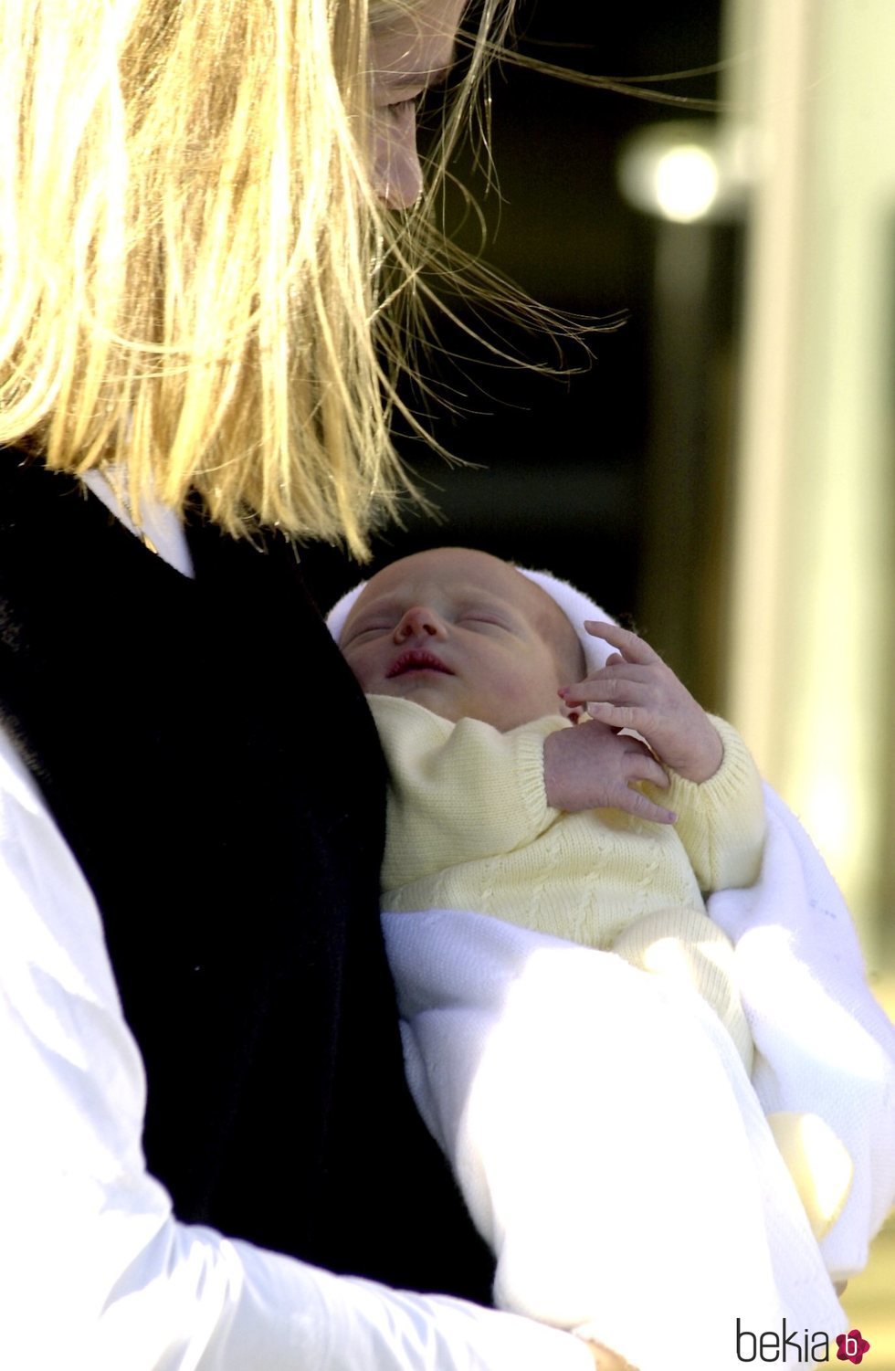 Primera imagen de Pablo Urdangarin en brazos de la Infanta Cristina