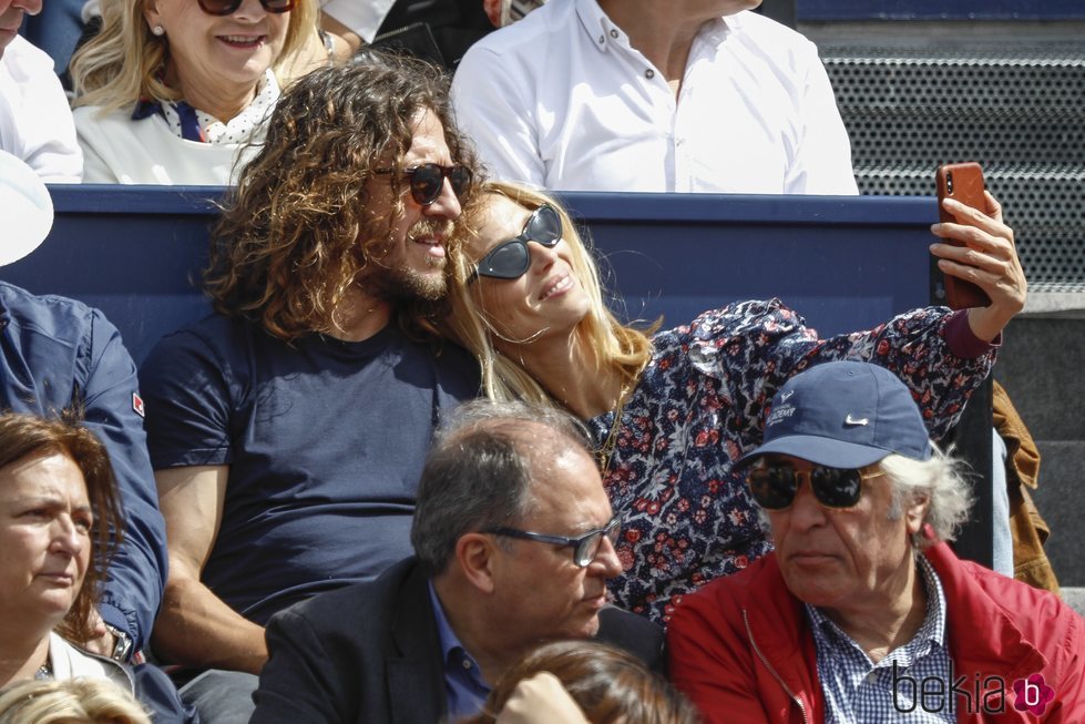 Carles Puyol y Vanesa Lorenzo, muy cariñosos en el torneo de Conde Godó 2019