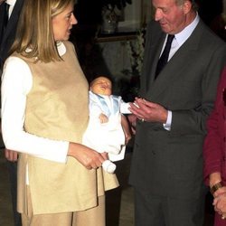 Pablo Urdangarin con el Rey Juan Carlos y la Infanta Cristina en su presentación