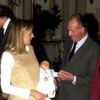 Pablo Urdangarin con el Rey Juan Carlos y la Infanta Cristina en su presentación